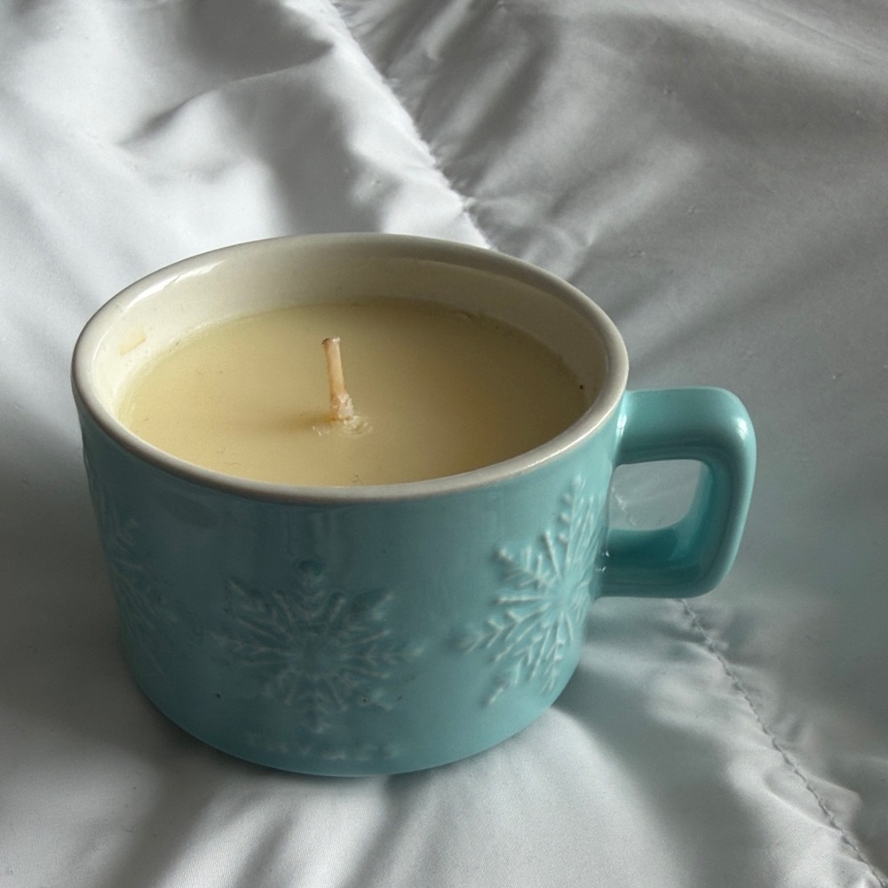 Hot Cocoa Peppermint Aromatic Candle in Blue Snowflake Mug